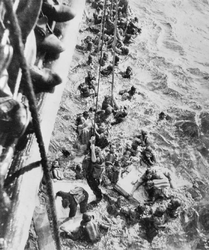 Supervivientes del DKM Bismarck siendo rescatados por el HMS Dorsetshire