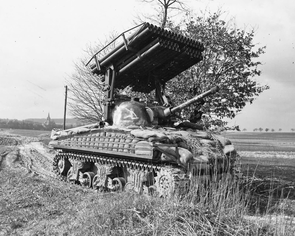 El Annabelle, un M4A I de la Cia. A, 48º Bon. de Carros, 14ª Div. Acor., se coloca en posición de disparo para lanzar una salva de cohetes de 114 mm con su lanzador Calliope