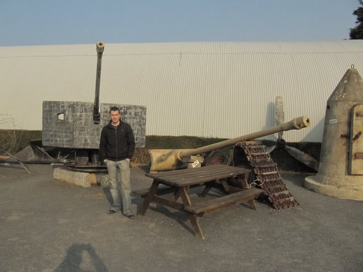 El cañón de la derecha es de un Panzer Alemán