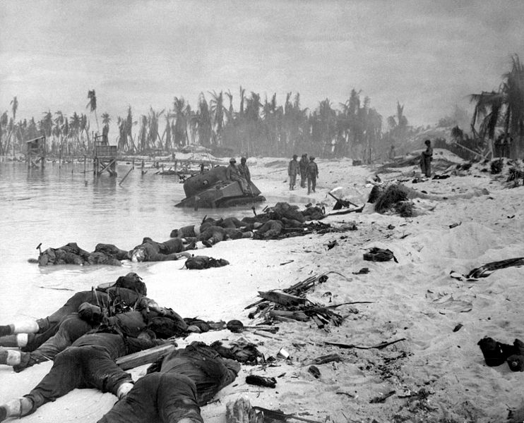 Foto de una playa en la isla de Betio cubierta con soldados estadounidenses muertos durante los combates, noviembre de 1943