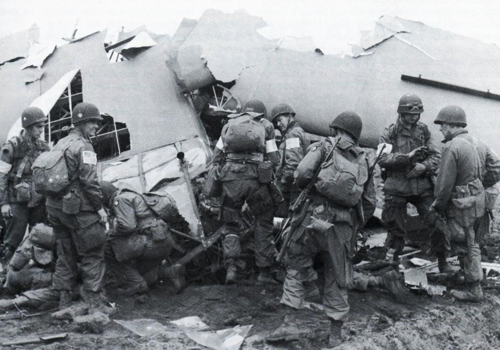 Tropas del 327º Rgto. de Infantería intenta rescatar a compañeros dentro de un planeador