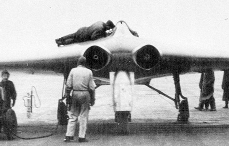 Operarios alemanes preparando a un Horten IX V2 para despegar