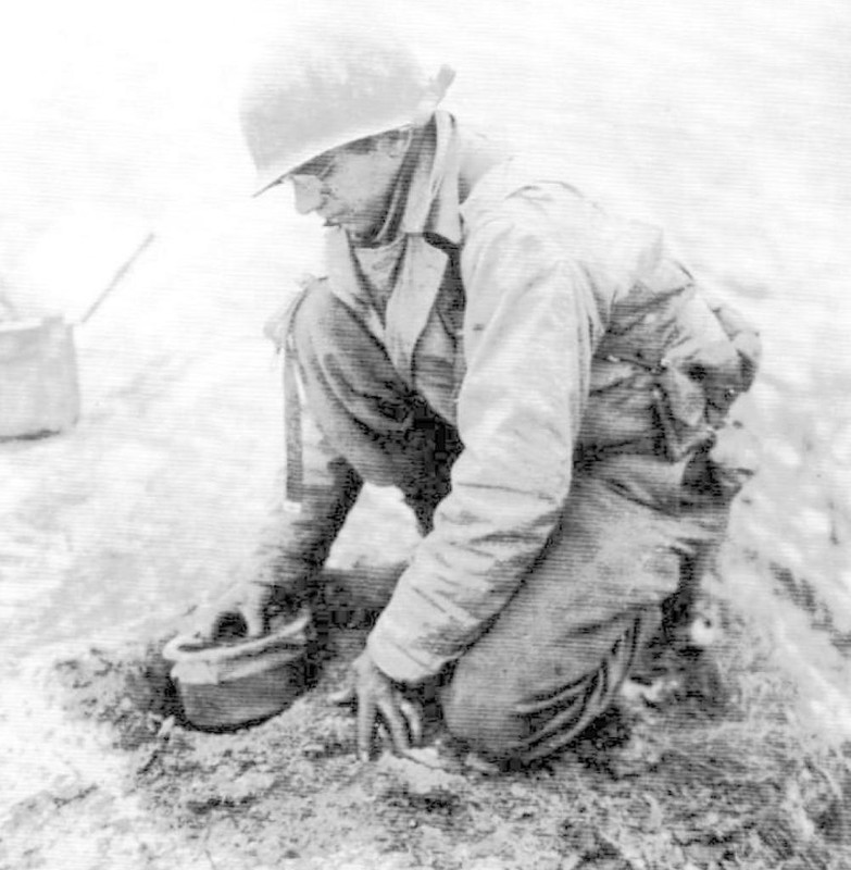 Un zapador de la 3ª División Acorazada coloca una mina anticarro M-1A1 en las inmediaciones de Hotton