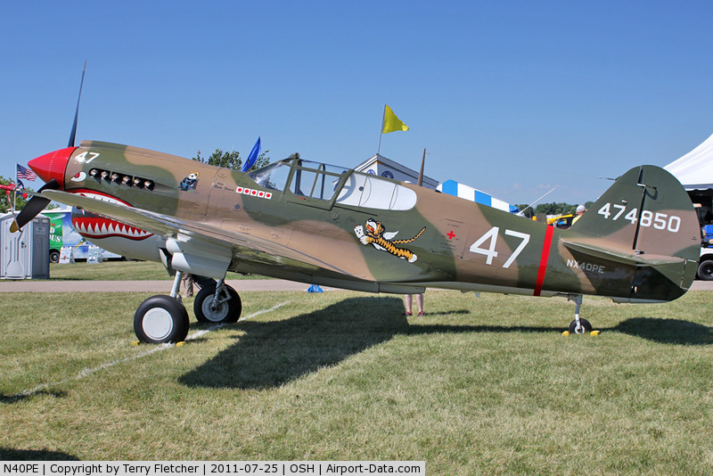 Curtiss P-40E Kittyhawk IA Nº de Serie 15376 AK905 N40PE se conserva en el Frasca Air Museum de Champaign, Ilinois
