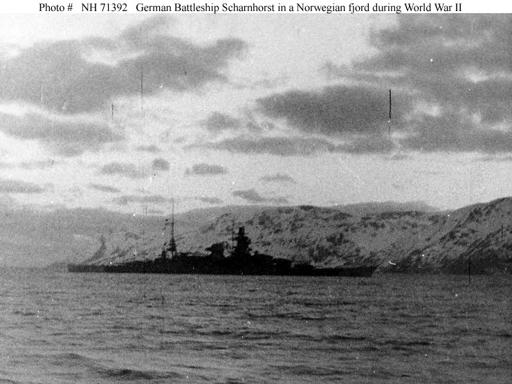 DKM Scharnhorst frente a los fiordos noruegos durante la Segunda Guerra Mundial