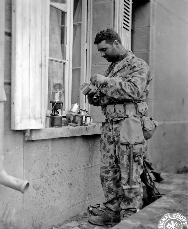 El soldado Joseph De Freitos de Yonkers, Nueva York, perteneciente al 41º Regimiento de infantería acorazada, en pleno almuerzo tras calentar sus raciones con un hornillo de campo en algún lugar de Normandía