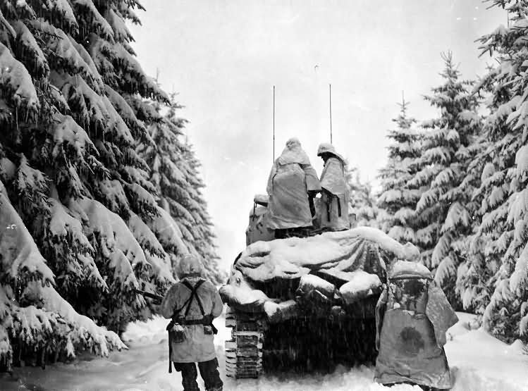 Un Sherman M4 sobre terreno nevado durante la batalla de las Ardenas