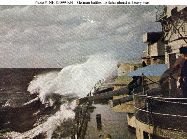 DKM Scharnhorst ante un mar embravecido