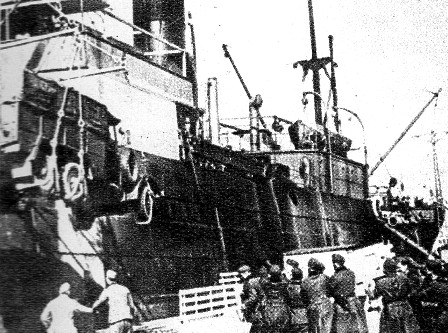 Vehículos y abastecimientos son desembarcados del crucero auxiliar Hansestadt Danzig