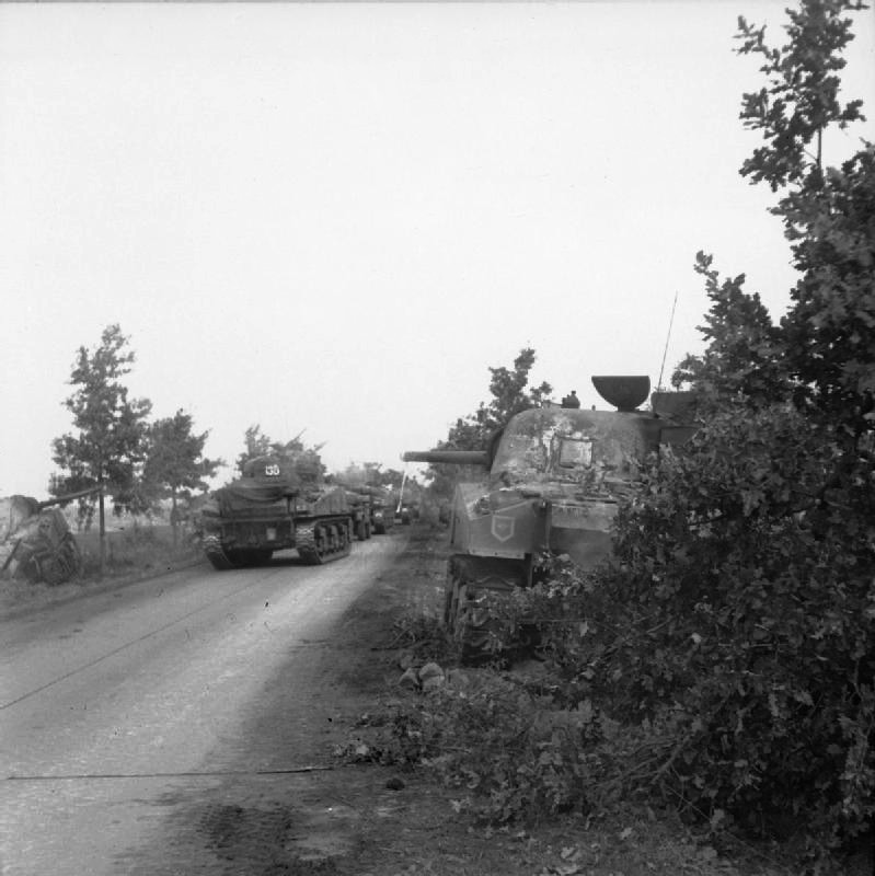 Tanques Sherman de los Guardias Irlandeses encabezando la marcha del XXX Cuerpo el 17 de septiembre de 1944