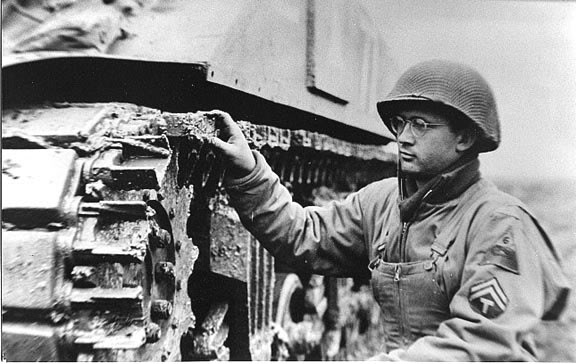 En el frente italiano era una práctica habitual que los soldados llevasen la chaqueta de combate de invierno metida dentro del pantalón de peto, como refleja esta imagen