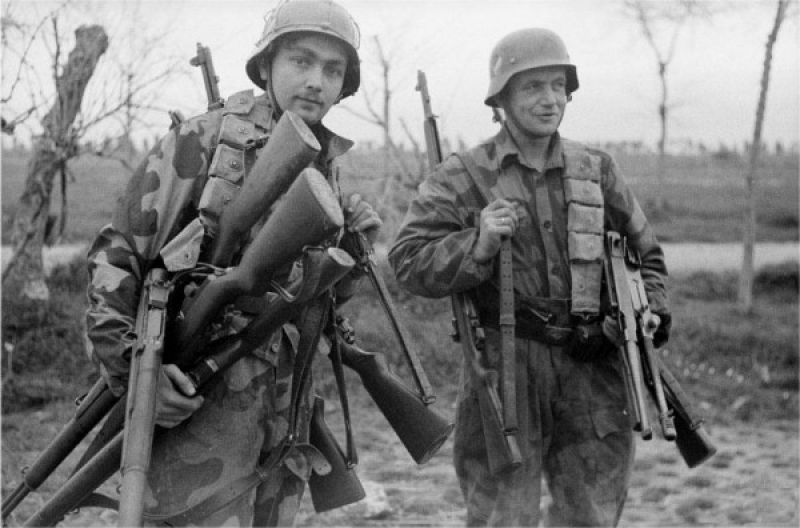 Dos soldados de una unidad de la Luftwaffe con varios M1 Garand estadounidenses capturados