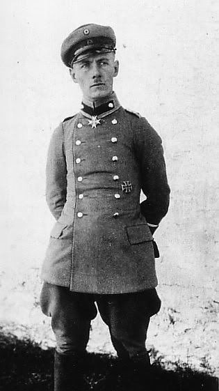 Rommel luce la Pour le mérite ganada en Caporetto junto a su Cruz de Hierro de Primera Clase