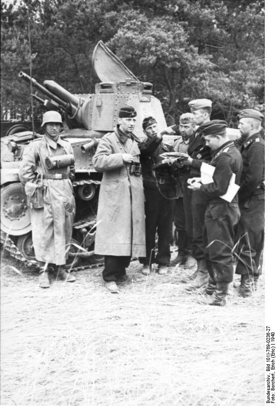 Tripulación de un Panzerkampfwagen 35t recibiendo órdenes, Francia, 1940
