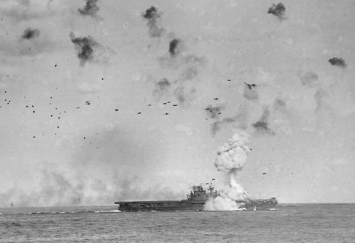 Fotografía tomada desde el USS Washington al momento de que el USS Enterprise es alcanzado por un ataque suicida el 14 de mayo de 1945