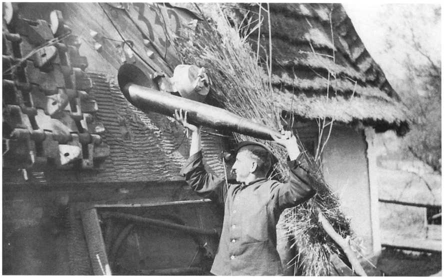 Soldado alemán llevando munición del Ferdinand