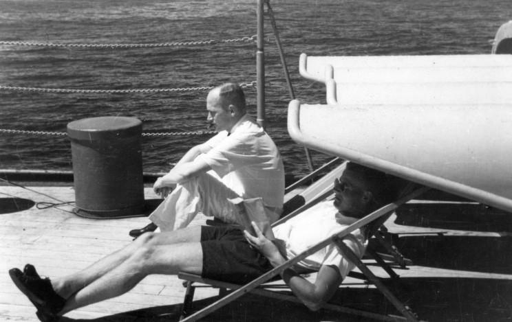 Hans Langsdorff descansando en cubierta en 1939