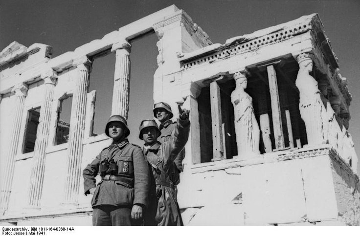 Soldados de la Wehrmacht posando frente a la Acrópolis en mayo de 1941
