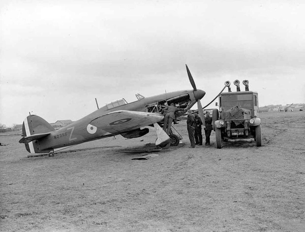 Un Hawker Hurricane Mark I, N2358 Z, perteneciente al 1er Escuadrón, esta repostando en su base de Vassincourt, Francia
