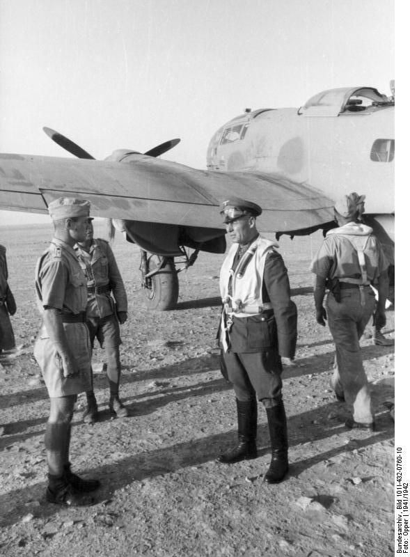 Norte de África.- El mariscal de campo Erwin Rommel, centro y el piloto de combate Joachim Müncheberg, izquierda, frente al  Heinkel He 111, 1941
