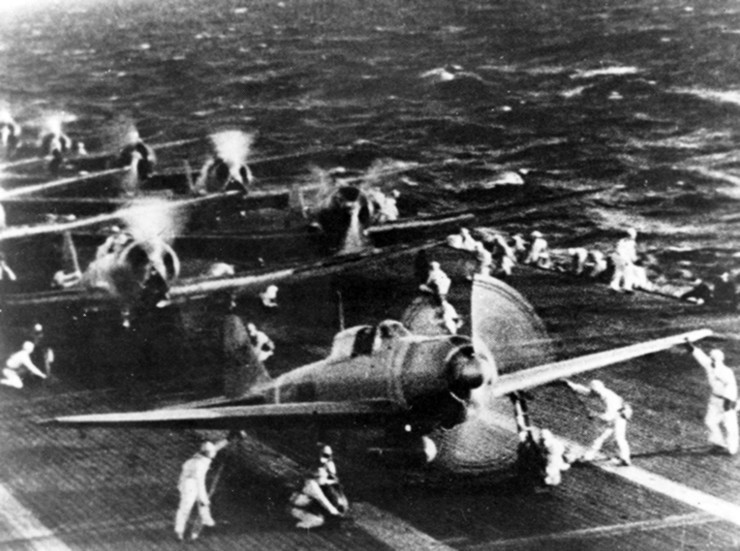 Cazas Tipo Zero despegando desde portaaviones japoneses durante la Segunda Guerra Mundial