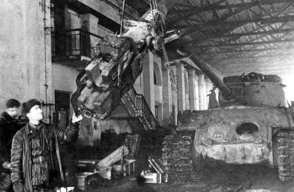 Reparación del tanque pesado IS-2 en una planta soviética