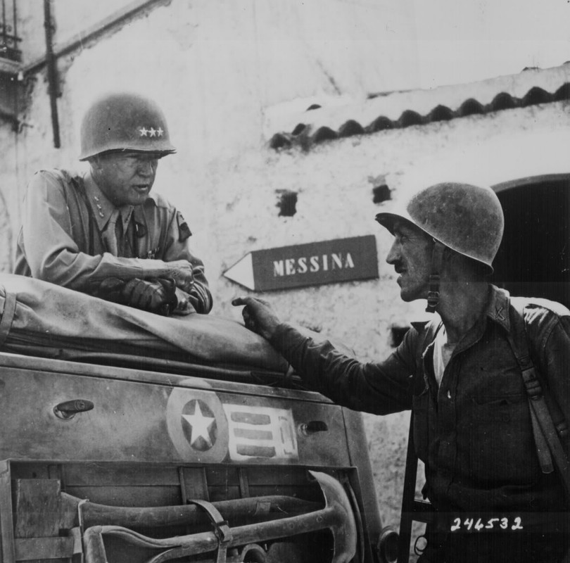 Patton departe con un teniente del 30º Reg. de Infantería cerca de Brolo, Sicilia, Italia, en julio de 1943