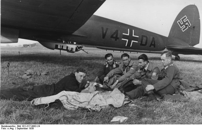Polenfeldzug, Prusia Oriental. Tripulación, sentada frente al bombardero Heinkel He 111 V4 + DA del escuadrón de combate 1  en un campo de aviación alemán, septiembre de 1939