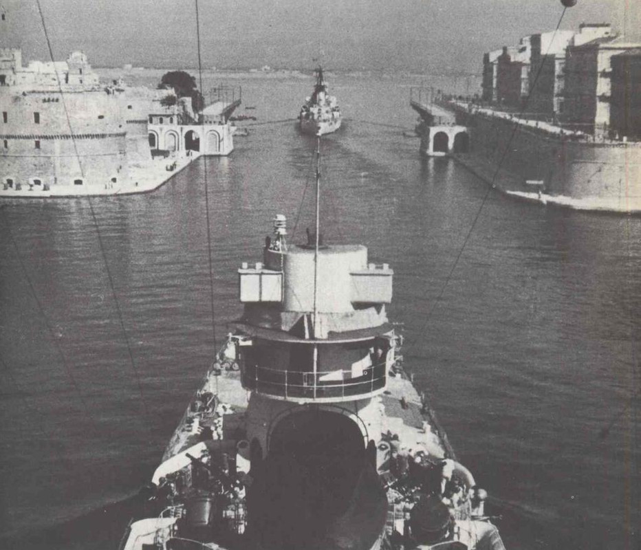 Cruceros italianos entran en el Mare Piccolo de Tarento a través del canal navegable