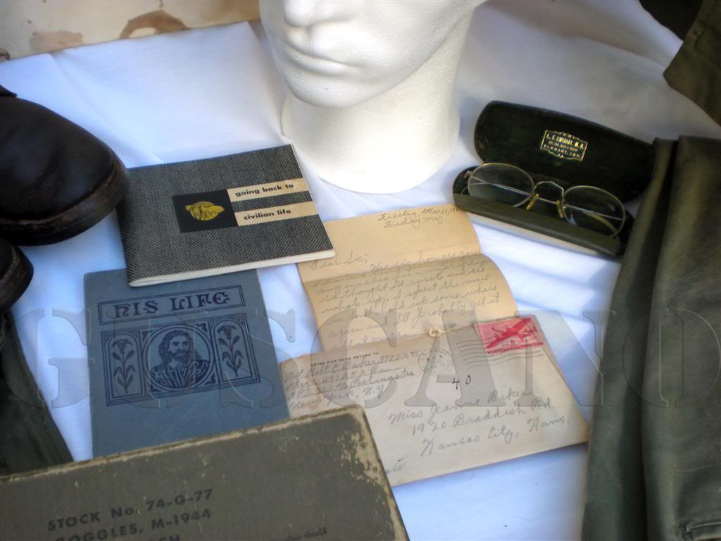 Gafas graduadas para los soldados, cartas que el soldado ha enviado a su familia y un par de librillos