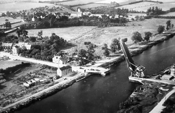Esta foto fue tomada pocos años después de la guerra. El puente sobre el canal de Caen fue rebautizado como Puente Pegasus en honor a la unidad que lo liberó el 6 de junio de 1944