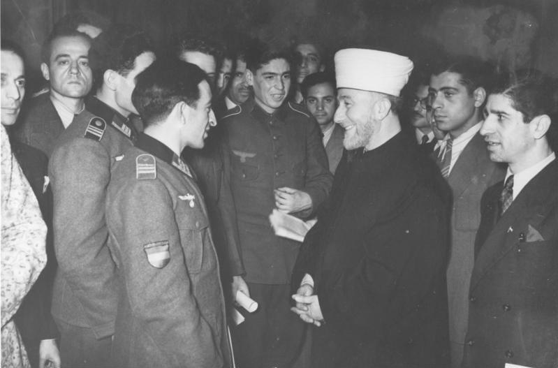 Al-Husseini hablando con integrantes de la Legión de Azerbaiyán, en la apetura del Instituto Central Islámico en Berlin, el 18 de Diciembre de 1942