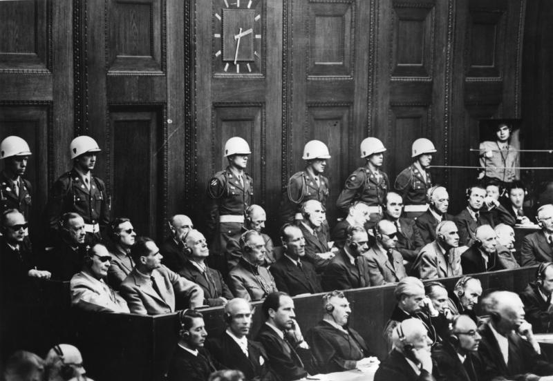 Los acusados en los juicios de Núremberg escuchan los procedimientos. Speer, sentado en la fila superior, es el quinto por la derecha