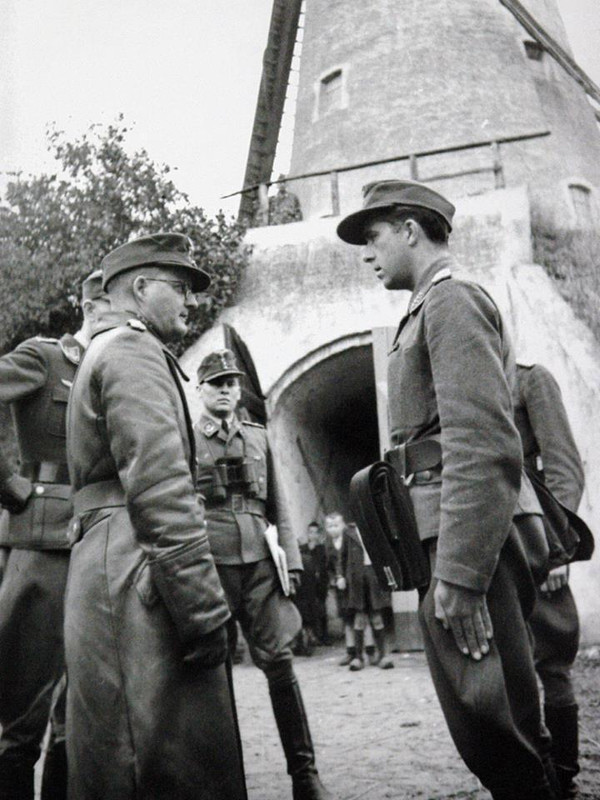 Frente a un molino típico de los Países Bajos, Hermann Plocher y otros oficiales de la Luftwaffe organizan la respuesta al ataque aliado en Market Garden