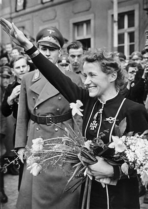 Hanna Reitsch realizando el saludo fascista tras ser condecorada con la Cruz de Hierro