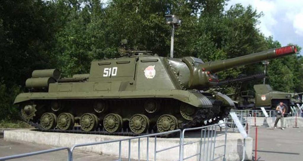 ISU-152M conservado en el Victory Park at Poklonnaya Gora, Moscú, Rusia