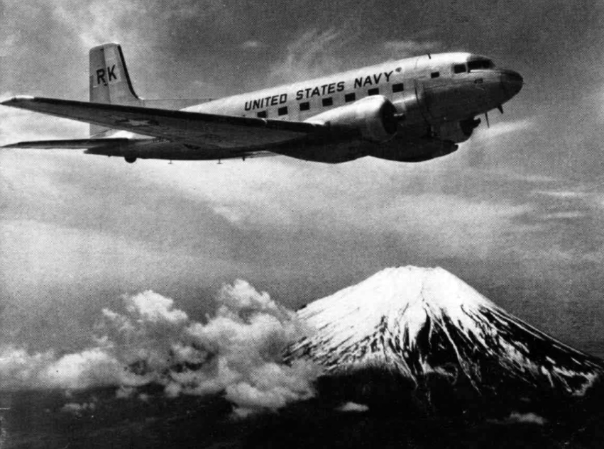 Un R4D-8 sobrevolando el Monte Fuji, en 1952