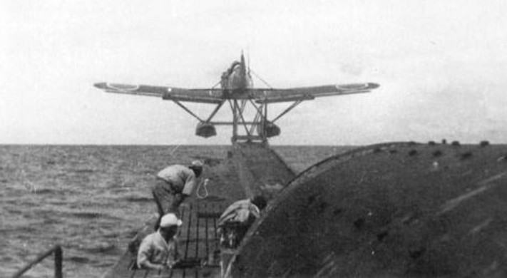 El hidroaviÃ³n Kugisho E14Y1 siendo lanzado del submarino I-29, 1942