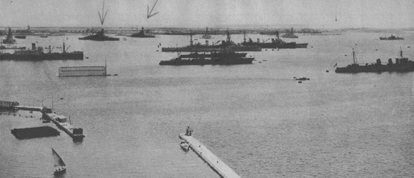 El puerto de Alejandría. Marcados con flechas, el HMS Queen Elizabeth y el HMS Valiant