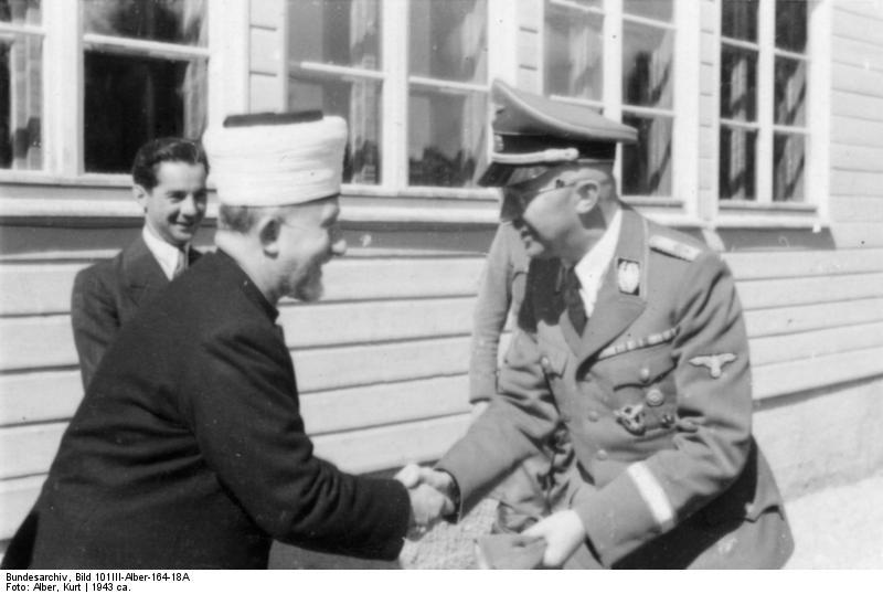 Haj Amin al-Husseini saludando a Heinrich Himmler en 1943