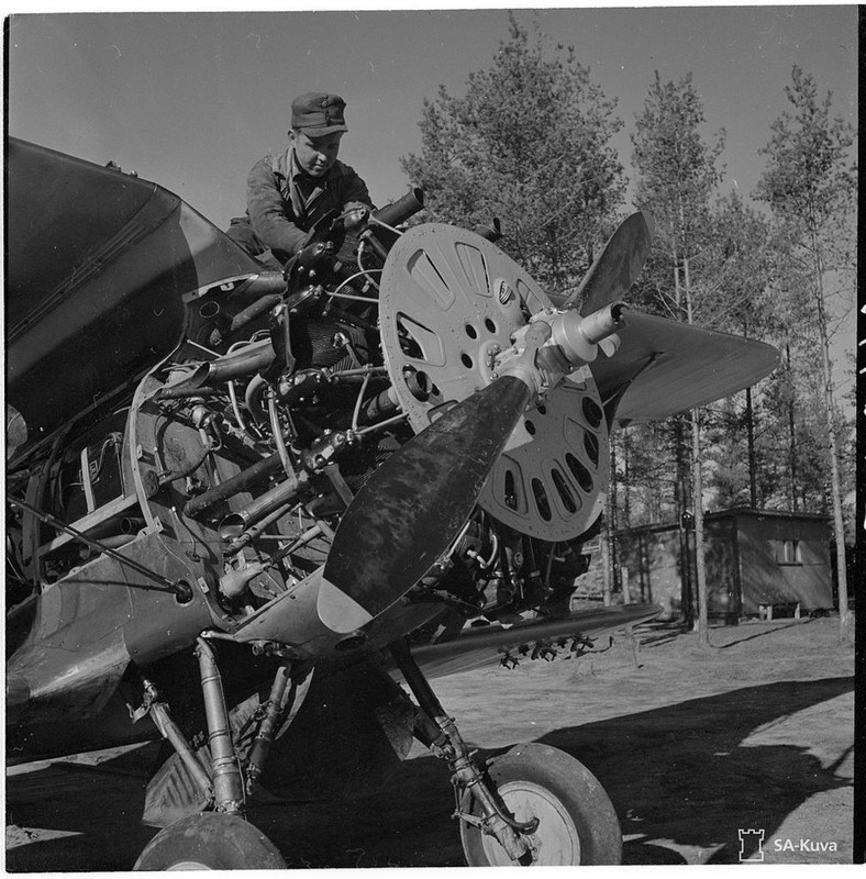 Un mecánico finlandés reparando un Polikarpov I-153 capturado