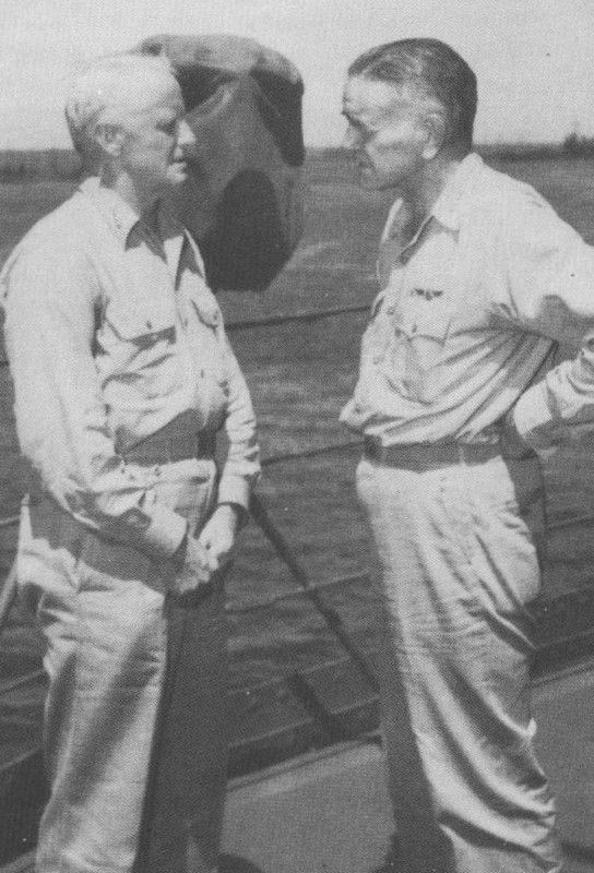 El Almirante Halsey conversa con el Almirante Nimitz, durante las operaciones en Guadalcanal