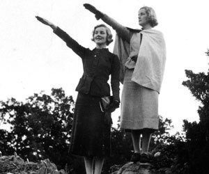 Diana y Unity posan realizando el saludo nazi