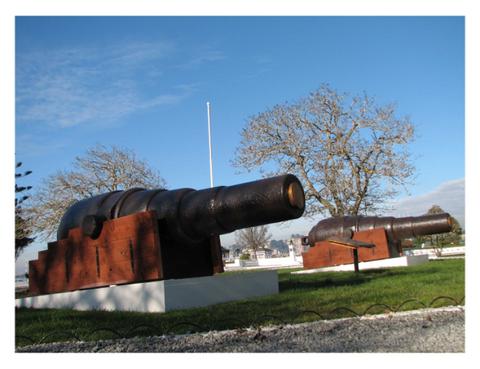 Cañones Armstrong de 300 lb de avancarga en Talcahuano. Pertenecieron al monitor Huáscar