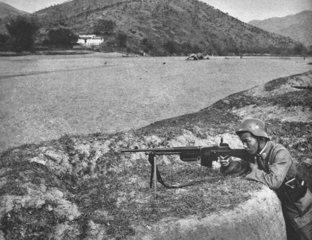 Un BAR siendo usado por un soldado chino durante la Segunda Guerra Sino-Japonesa