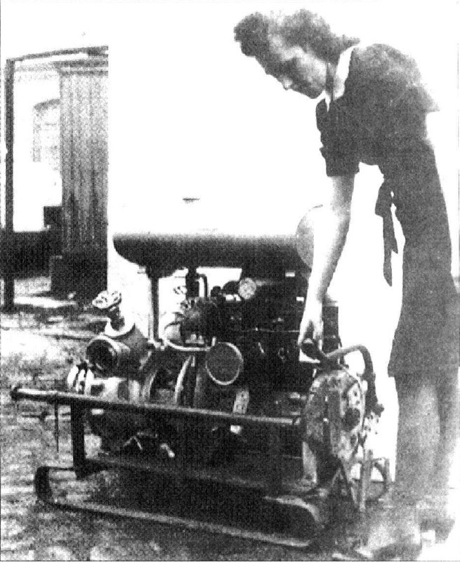 El motor auxiliar y la bomba de combustible antes de ser montados en una versión temprana del SdKfz 251 16. Esta foto fue tomada en la fábrica Koebe