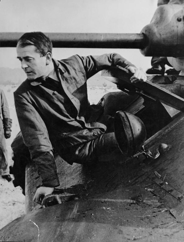 Speer inspeccionando un tanque soviético T-34 capturado, junio de 1943