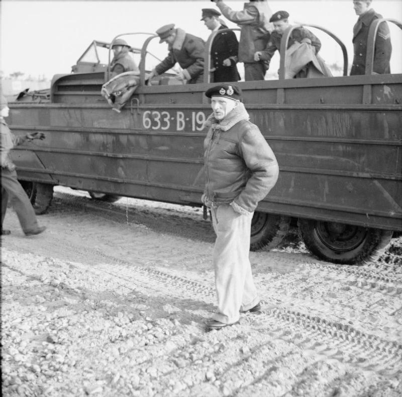 Montgomery desembarcando de un DUKW en la playa de Normandía, el 8 de Junio de 1944