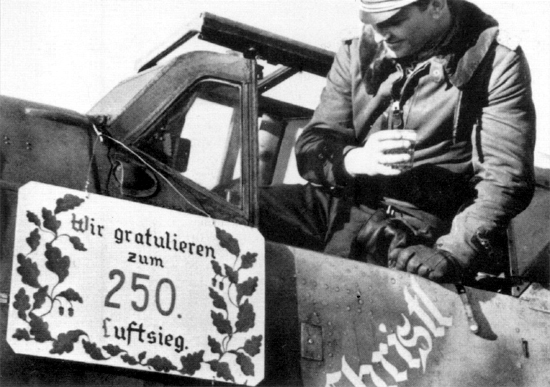 Gerhard Barkhorn después de haber logrado su derribo Nº 250, el 13 de febrero de 1944