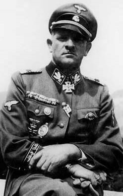 Josef Sepp Dietrich, a quien sus tropas apodaban Obersepp comandante del Sexto Ejército Panzer